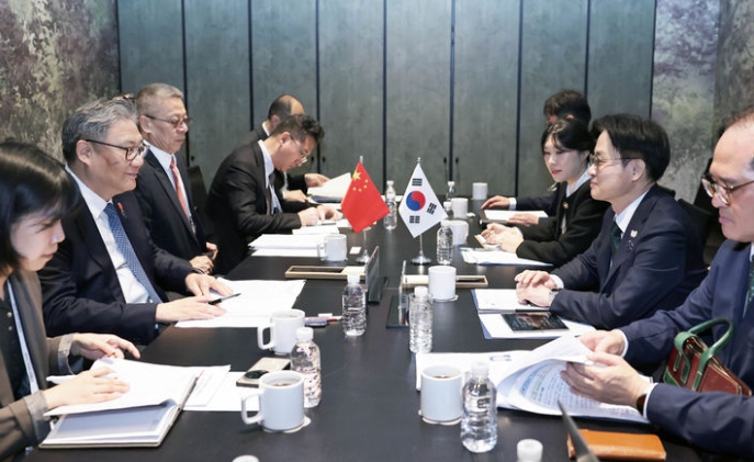 김정관 산업통상부 장관이 1일 경북 경주시 소노캄호텔에서 왕 원타오 중국 상무부 부장과 면담을 하고 있다. (사진=산업통상부 제공) 