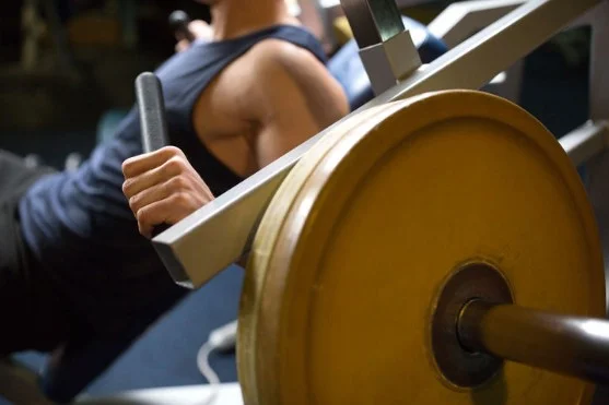 헬스하다 무심코 얼굴 만졌다면?…손 세균, 변기보다 '10배' 많아