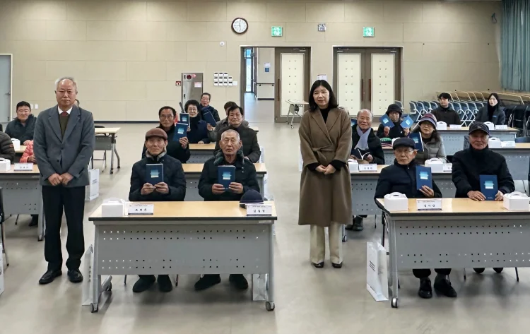장흥군, ‘어르신 AI 인생시 쓰기’ 시집 전달 성료