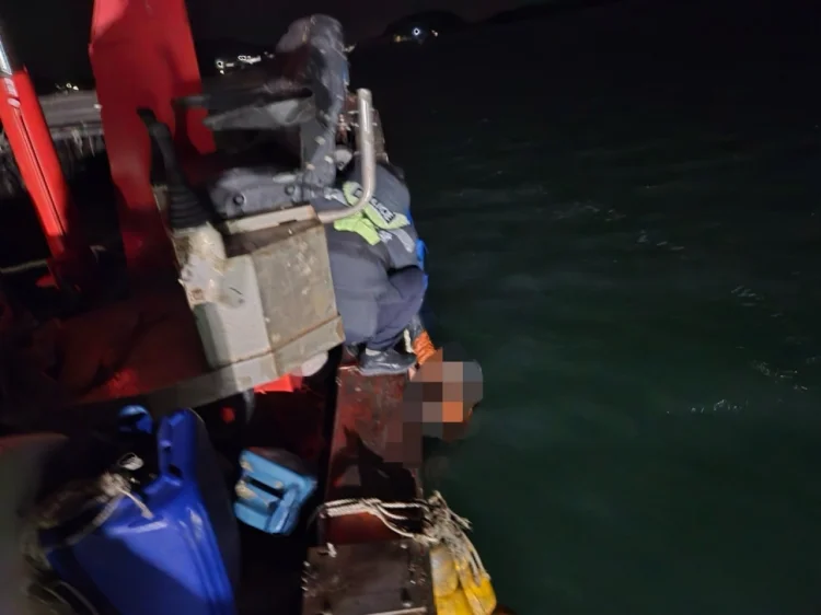 해남 엄남포항 양식장 작업 중 50대 바다 추락, 무사 구조