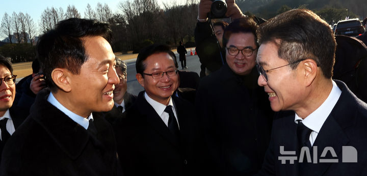 현충원 참배한 오세훈 서울시장, 정원오 성동구청장과 악수 [뉴시스Pic]