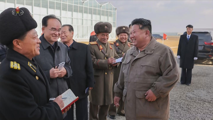 北 김정은, 준공 앞둔 신의주농장 방문…"우리 젊은 건설자 참 장해"