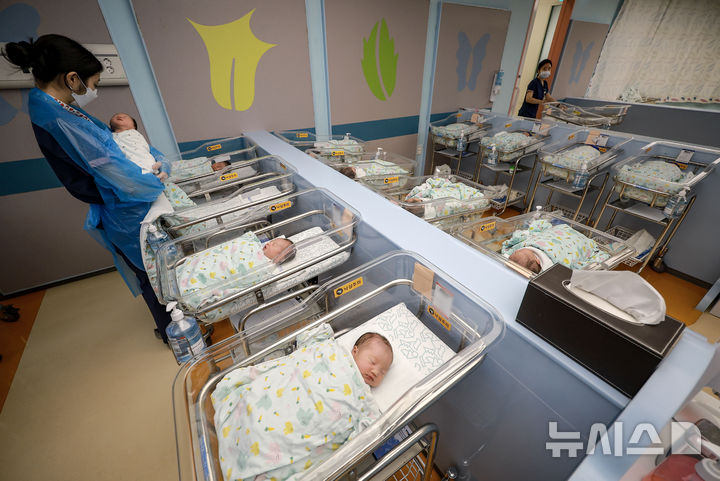 아기 울음소리, 2년 연속 커졌다…10명 중 4명은 '나 혼자 산다'