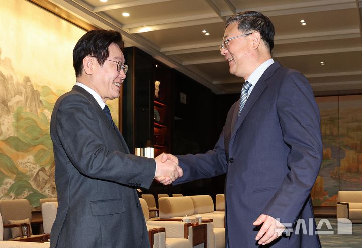 상하이 도착해 천지닝 당 서기 만난 이재명 대통령 [뉴시스Pic]