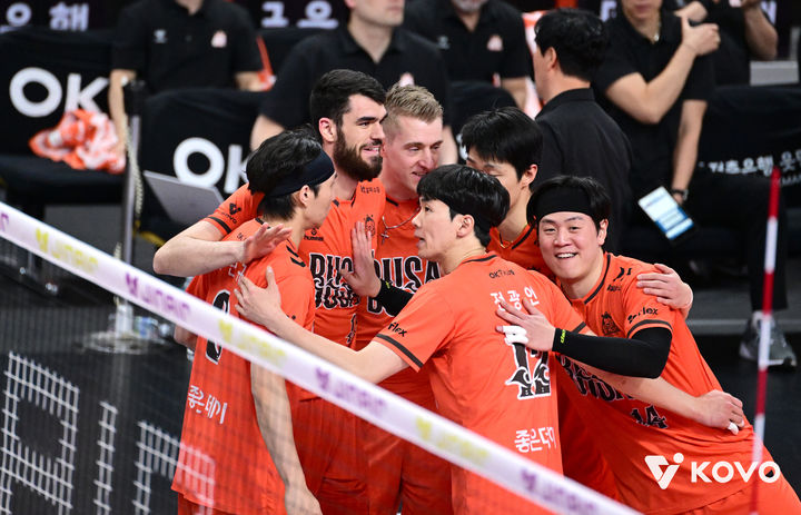 홈으로 돌아온 OK저축은행, 현대캐피탈 완파하고 연패 탈출