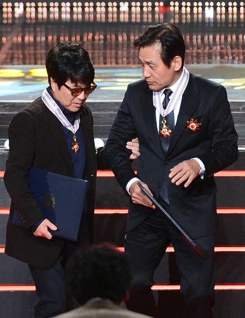 조용필, 안성기 발인날 '친구여' 부르자 객석에선 "울지마요"…애이불비(종합)