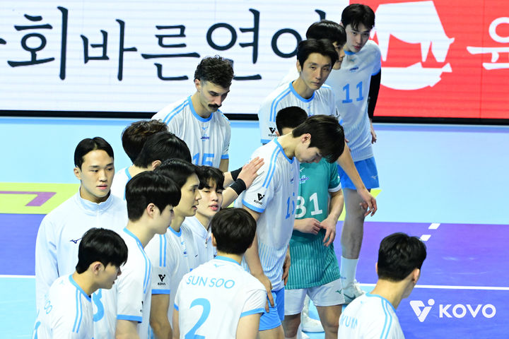 남자배구 1위 대한항공 4연패…OK저축은행에 2-3 역전패(종합)