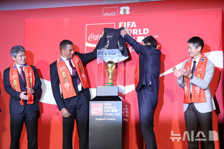 FIFA 월드컵 트로피, '전설' 시우바와 함께 4년 만에 한국 상륙(종합)
