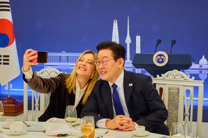 李, 伊총리에 '핑크 Z플립' 선물…오찬상은 '라비올리 만둣국'(종합)