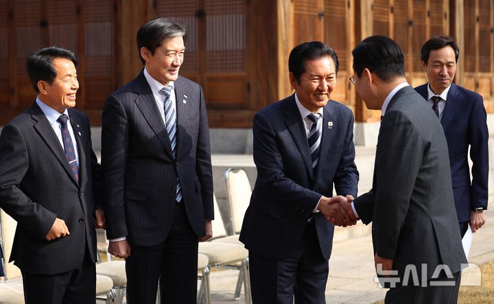 李대통령, 정청래에 "혹시 반명입니까"…鄭 "우리 모두 친명·친청"(종합)